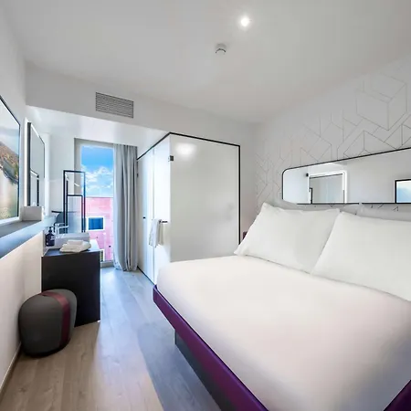 Yotel Geneva 4*