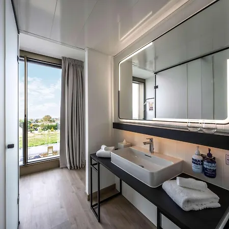 Yotel Geneva 4*